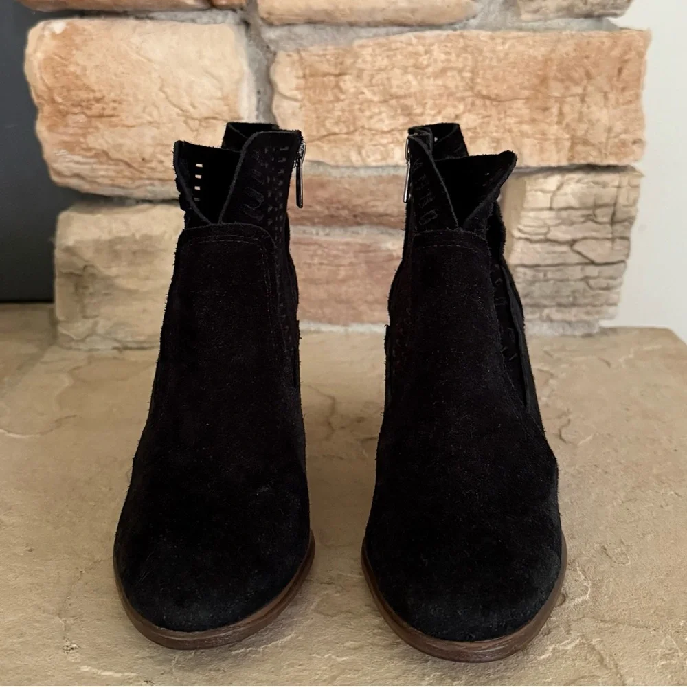Vince Camuto super cute